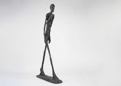 Cina Scultura di camminata bronzea dell'uomo dell'iarda di arte del lavoro moderno a grandezza naturale delle sculture da Giacometti in vendita