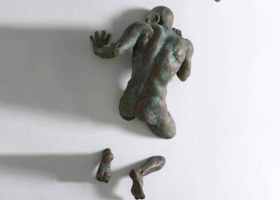 China Lebensgroße Patina-Gussbronze-an der Wand befestigte Mann-Skulptur zu verkaufen