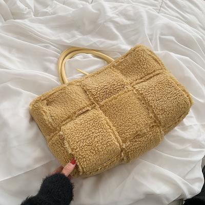 China New Lady 2021 Fashion Large Capacity Tote Bag Fashion Single Shoulder Hairy Woven Handbag Ladies Bags for sale