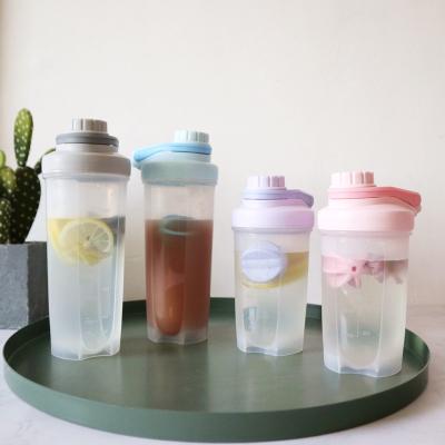 China Powder Shaker Shaker Cup Outdoor Sports Portable Stirring Plastic Water Shaker Cup Custom LOGO Is Workable for sale