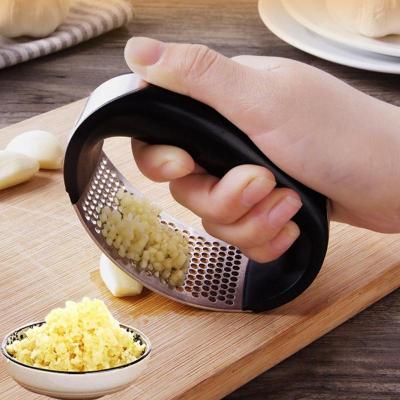 China Viable Kitchen Instruments Accessories Plastic PS Arc Shaped Stainless Steel Mincing Garlic Ginger Press for sale