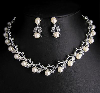 China Fashionable High End Alloy Set Crystal Diamond Pearl Bridesmaid Jewelry Necklace Two Piece Earrings for sale