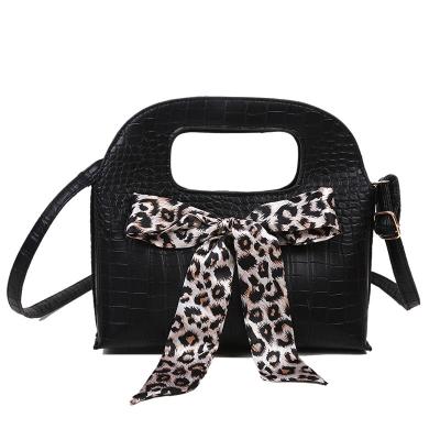 China 2021 Fashion Crocodile Pattern Fashionable Shell Bag Handbags Trendy Bow Portable Soft Korean Messenger Bag for sale