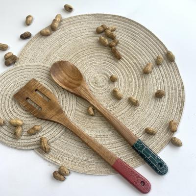 China Sustainable 2 Piece Kitchen Tools Kitchen Wood Cooking Accessories Set Acaica Wood Set With Colored Handle for sale