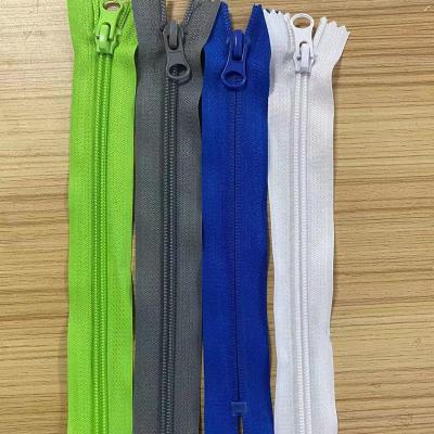 China DAWEI Auto Lock ZIPPER FACTORY New Arrival Luggage in Rolls Auto Lock Gold Teeth Strip Zipper Nylon Zipper Bags for sale