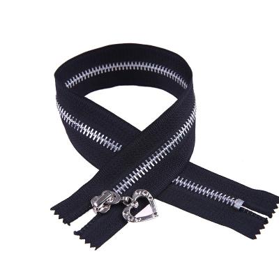 China Wholesale Automatic Lock DAWEI Brand Durable End-End Rhinestone 5# Slider Sliver Teeth Metal Zipper for Garment for sale