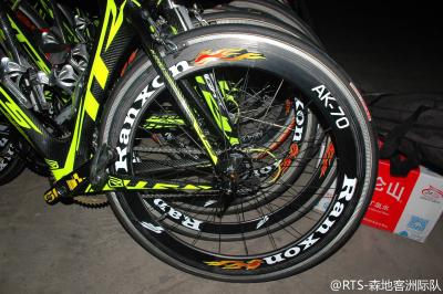 China High Performance Full Carbon Clincher Wheels , 70mm 700C Carbon Rims for sale