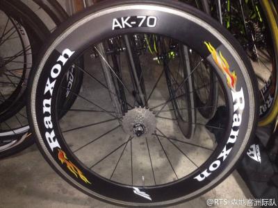 China Customized 700c Carbon Clincher Wheelset For Flat Road Racing 24.2×70mm for sale