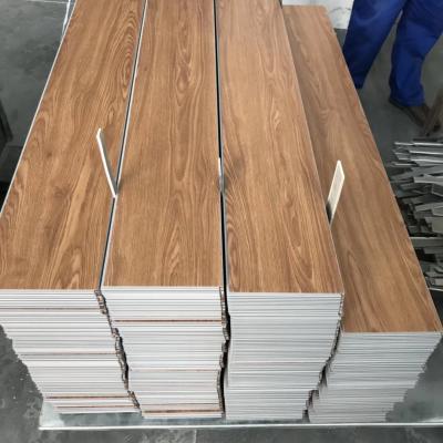 Chine Plancher en PPC de qualité commerciale avec texture en bois et impression en relief à vendre