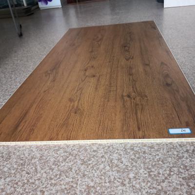 China Breedte 450 mm-600 mm Houtkorrels PVC bekleding MDF Hout effect badkamer bekleding Te koop