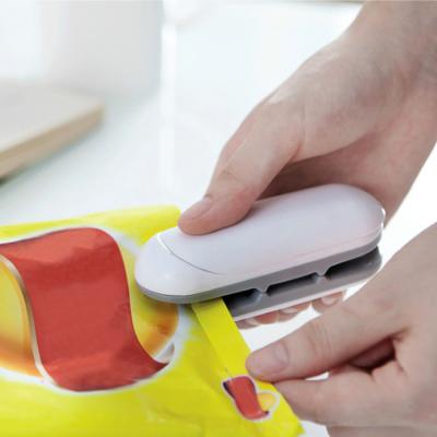 China Portable Food Mini Sealing Kitchen Household Food Clip Heat Bag Sealer for sale