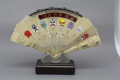 China Ayuda premiada plegable modificada para requisitos particulares del recuerdo de Traditonal del chino de la fan de la mano del metal plateado del oro del metal en venta