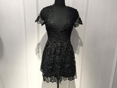 Chine Les robes noires de dentelle de femmes convenables minces, décolleté en V profond habille la douille courte à vendre