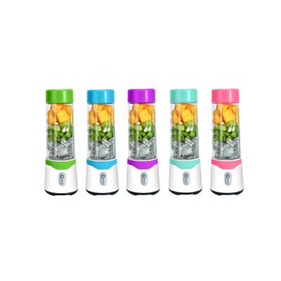 China 2021new arrival easy handling customized usb rechargeable portable electric fruit blender mini smoothies juicer for sale