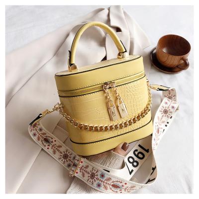 China 2020 Hot Sale Fashion Daily Life Large Capacity Shoulder Bag PU Leather Messenger Bag for sale