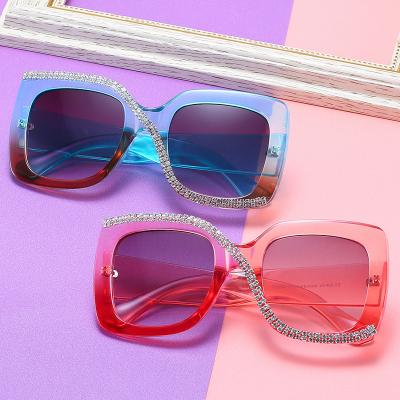 China Oversized Sunglasses Diamond Rhinestone Sunglasses Luxury High Quality Luminous Luxury Sun Glasses Diamond Shades Women for sale