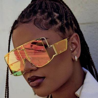 China Luxury Hot Fashionable Oversized Luminous Diamond Alloy Sunglasses Adjust Sunglasses Vintage Rivet Square Rihanna One-Piece Sunglasses for sale