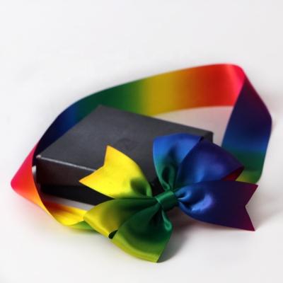 China Geschenkverpakking Elastische lintboog met vooraf gebonden lus en regenboogpatroon Te koop