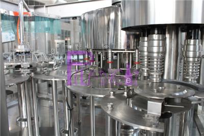 China máquina de embotellado líquida 8000BPH 3 en 1 máquina que capsula de relleno de enjuague en venta