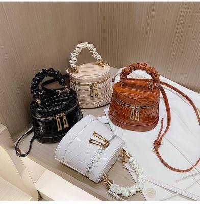 China 2021 hot new fashion lady handbag lady's cute crocodile-copy cross-body bag lady's bucket bag for sale