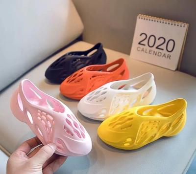 China Deodorization 2021 new children's beach hole sandals summer yeezy hollow slippers slide child infant yeezy slide for sale