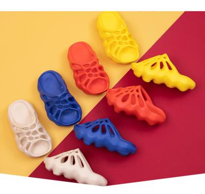 China Deodorization 2021 New Design Kids Yeezy Skeleton Slippers Slip Brand Shower Bathroom Girl Rubber Boy Yeezy Soft Comfy Slide Slipper for sale