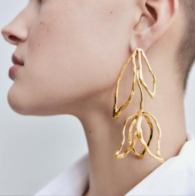 China Holiday FASHIONABLE retro style ZA long leaf flower earrings for women exaggerated gold flower pastoral earrings wholesale for sale