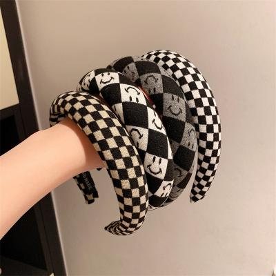 China New 2021 European and American style lattice black and white women's headband women's thick smiling sponge headband autumn and winter checkerboard flannel for sale