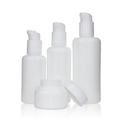 Cina 100ml vuoto su ordinazione 120ml 200ml Opal Glass Bottle White Porcelain intorno a forma in vendita