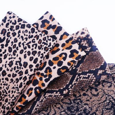 China Tejido de denim de estiramiento de 4 vías, seco rápido y con patrón de leopardo en venta