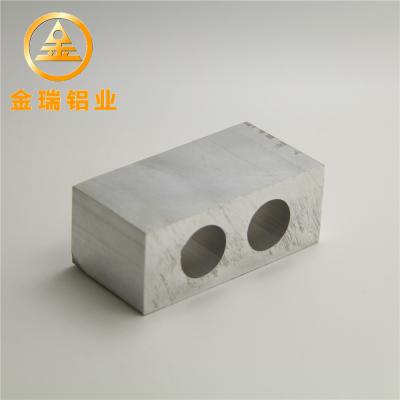 Chine Les profils sifflent le matériel en aluminium fait sur commande des extrusions 6063-T5 6061-T5 à vendre