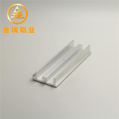 China La protuberancia de aluminio ranurada económica perfila pre final pulido con chorro de arena/cepillado en venta