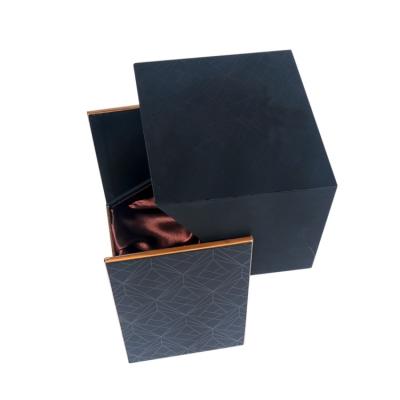 China Recyclable Luxury Custom Fast Delivery Flip Cover Skincare Perfume Rigid Silk Magnetic Jewelry Box Embossing Luxury Gift Box for sale