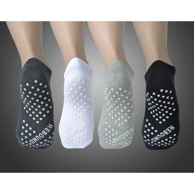 China Men's Sport Anti Slip Breathable Breathable Trampoline Grip Custom Socks for sale