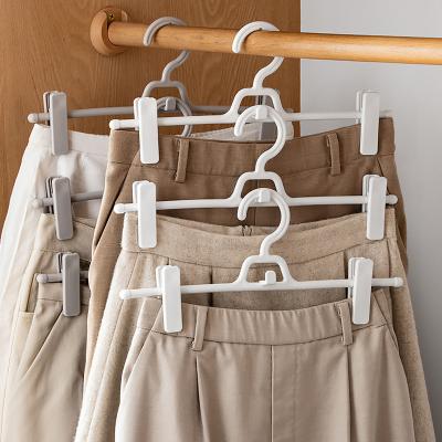 China Modern Ribbed Non-Slip With Revolving Clips 360 Chrome Swivel Hook Pinch Resistant Non Slip Plastic Trouser Hangers With Accessory Hook for sale