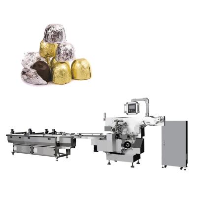 China Máquina de enrollamiento totalmente envuelta Máquina de enrollamiento automático de flujo para chocolate por control PLC en venta