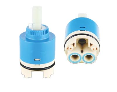 China 40 mm modern ceramic cartridge mixer tap inner valve watersaving hot and cold water valve en venta