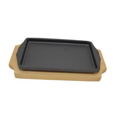 China Sustainable Cheap Price Serving Pans Rectangular Vegetable Oil Coating Cast Iron Frying Pan With Wooden Tray for sale