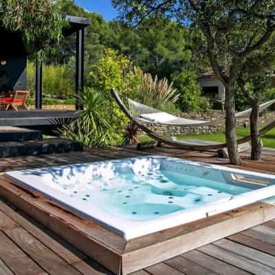 China Outdoor Hydro Massage Bathtub Acrylic Hot Tub Baby Bathtub With Ozone Disinfection for sale