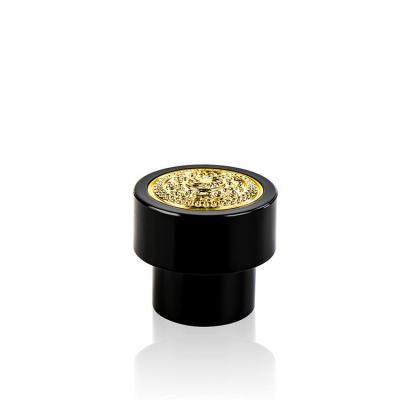 China Customized Luxurious Zinc Alloy Perfume Bottle Cap Customized Surface Pattern for sale