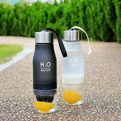 China 2022 New Sustainable Gift 650ml Infuser Water Bottle Plastic Fruit Infusion Bottle Drink Outdoor Sports Juice Lemon Portable Water for sale