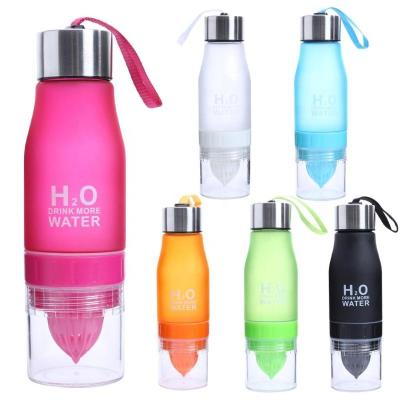 China Fruit Viable Water Bottle With Lemon Juice Shaker Drink Bottle Of Water Plastic Infuser 650ml BPA Free Fruit Infuser Fles for sale