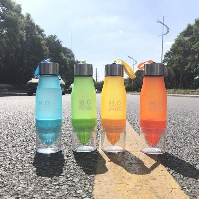 China Gift 650ml Viable Water Bottle Fruit Infusion Plastic Bottle Infuser Drink Portable Outdoor Sports Juice Lemon Water Garrafa for sale