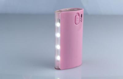 Chine Les beaux périphériques mobiles 5600mah actionnent la banque un rose de chargeur de banque de puissance de batterie au lithium de catégorie à vendre