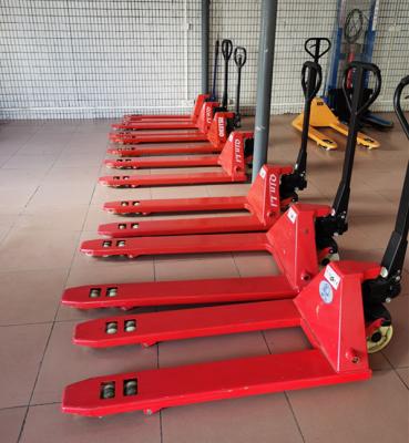 China Easy operation in stock 2ton hand pallet truck 2 ton 3ton manual hand forklift with import pump for sale