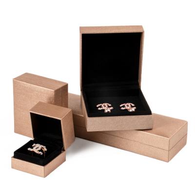 China Luxury Custom Packaging Logo Ring Necklace Pendant Bracelet Bangle Gold Jewellry Leather Paper Packaging Filled Velvet Jewelry Storage Box for sale