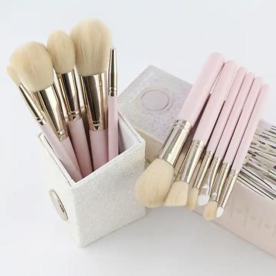 China Skin-Friendly Gifts Wholesale 12pcs Synthetic Hair Kabuki Vegan Makeup Brush Custom Private Label Professional Make Up Brush Set With Stand for sale