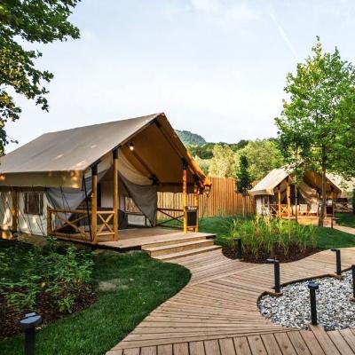 China Luxury Safari Tent For Sale With Plywood Pole Frame (80x60x3mm) 5x9m Canvas Glamping African Wood Bedroom Luxury Bathroom for sale