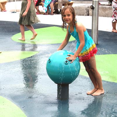 China Interactive Water Park Cenchi Family Park Ball Jet Splash Pad Design for sale