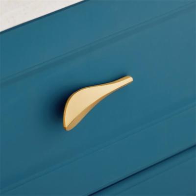 China Modern Wholesale Zinc Alloy Hardware Tools Creative Personality Leaf Drawer Door And Window Handles for sale